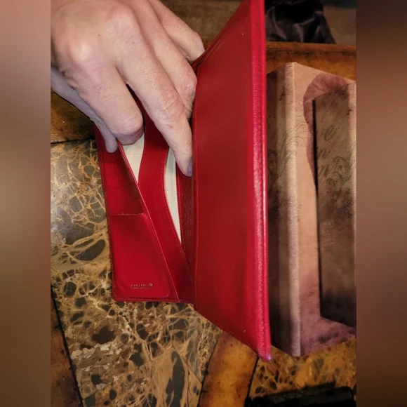 Red Chanel vertical wallet - Picture 4 of 8